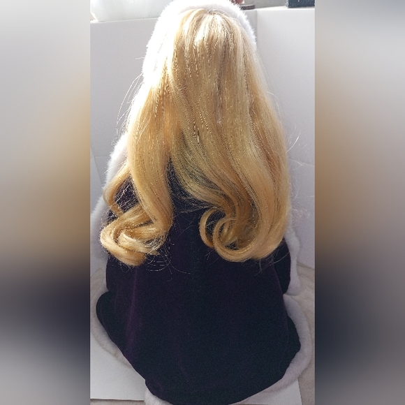 Porcelain Princess Aurora doll - Picture 4 of 8